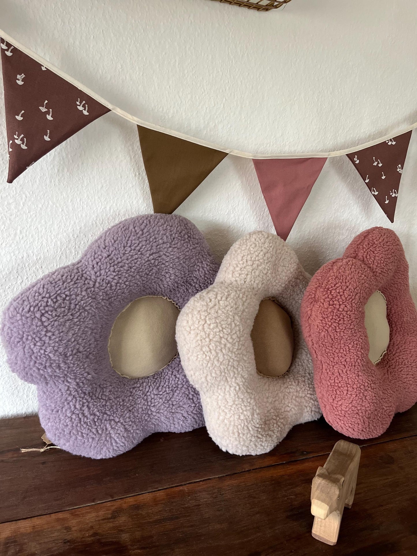 Teddy-Blumenkissen in Flieder