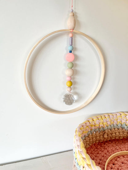 Bunter Suncatcher mit Bambusring