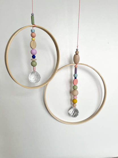 Bunter Suncatcher mit Bambusring