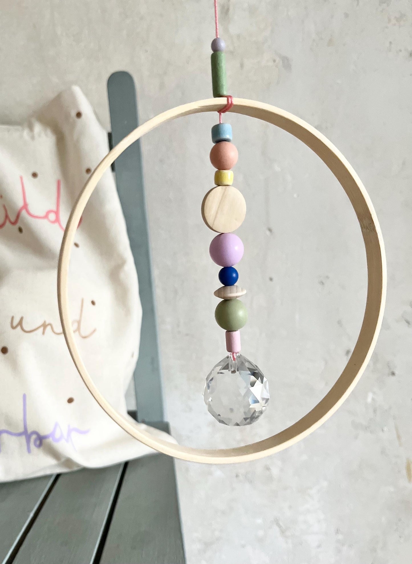 Bunter Suncatcher mit Bambusring