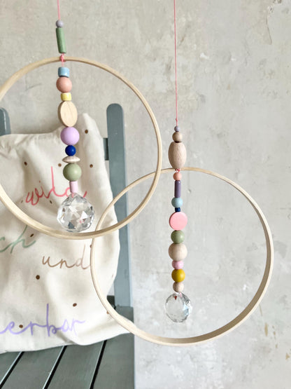 Bunter Suncatcher mit Bambusring