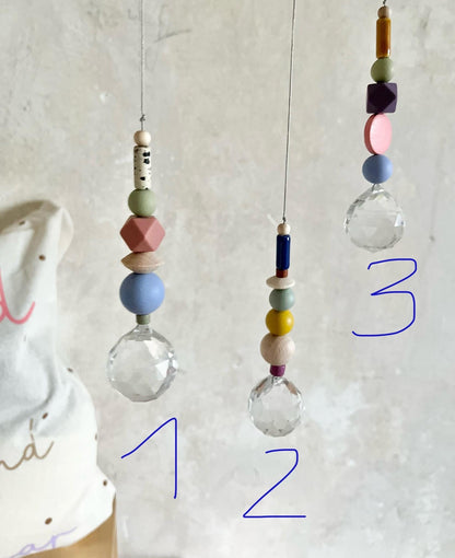 Bunter Suncatcher mit Leo-Perlen & Kristall – Originalfoto 3
