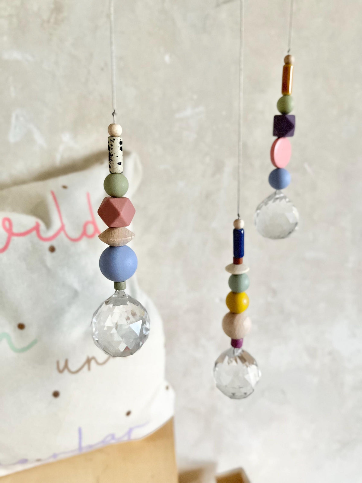 Bunter Suncatcher mit Leo-Perlen & Kristall – Originalfoto 1