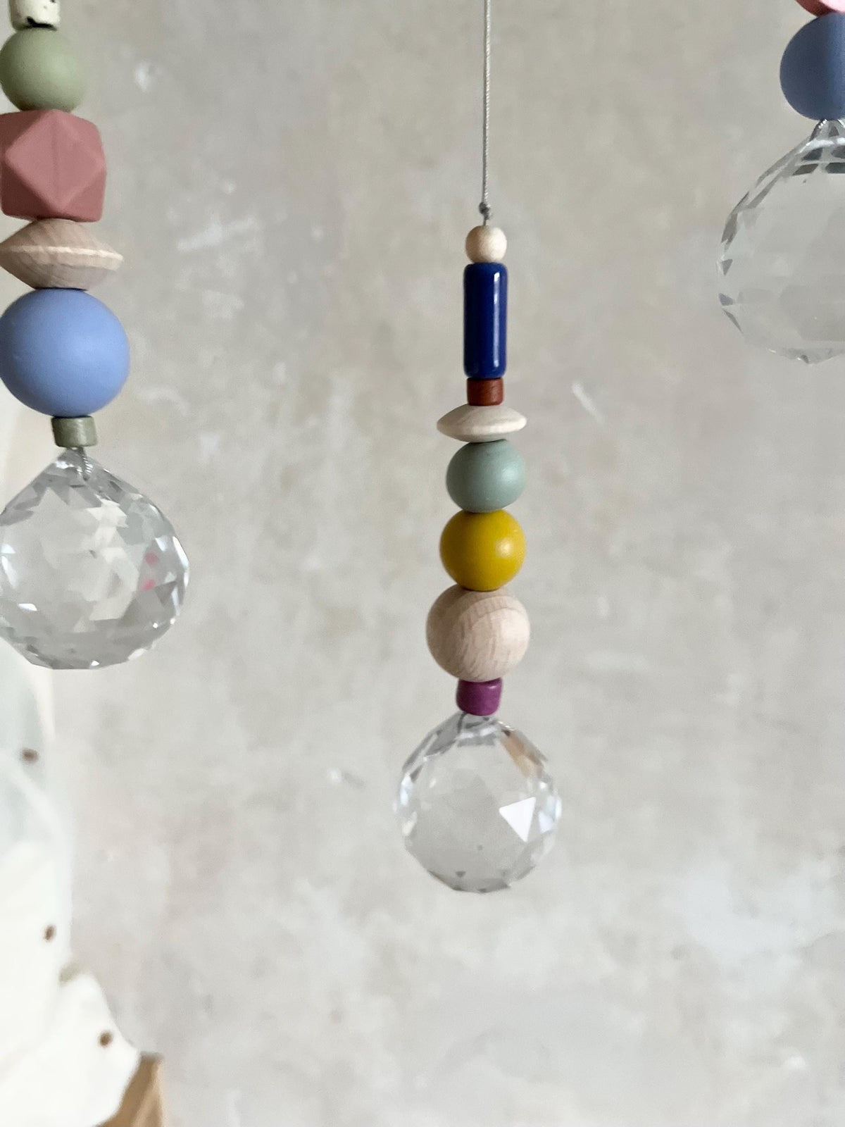 Bunter Suncatcher mit Leo-Perlen & Kristall – Originalfoto 5