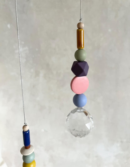 Bunter Suncatcher mit Leo-Perlen & Kristall – Originalfoto 6