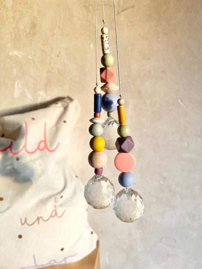 Bunter Suncatcher mit Leo-Perlen & Kristall – Originalfoto 7