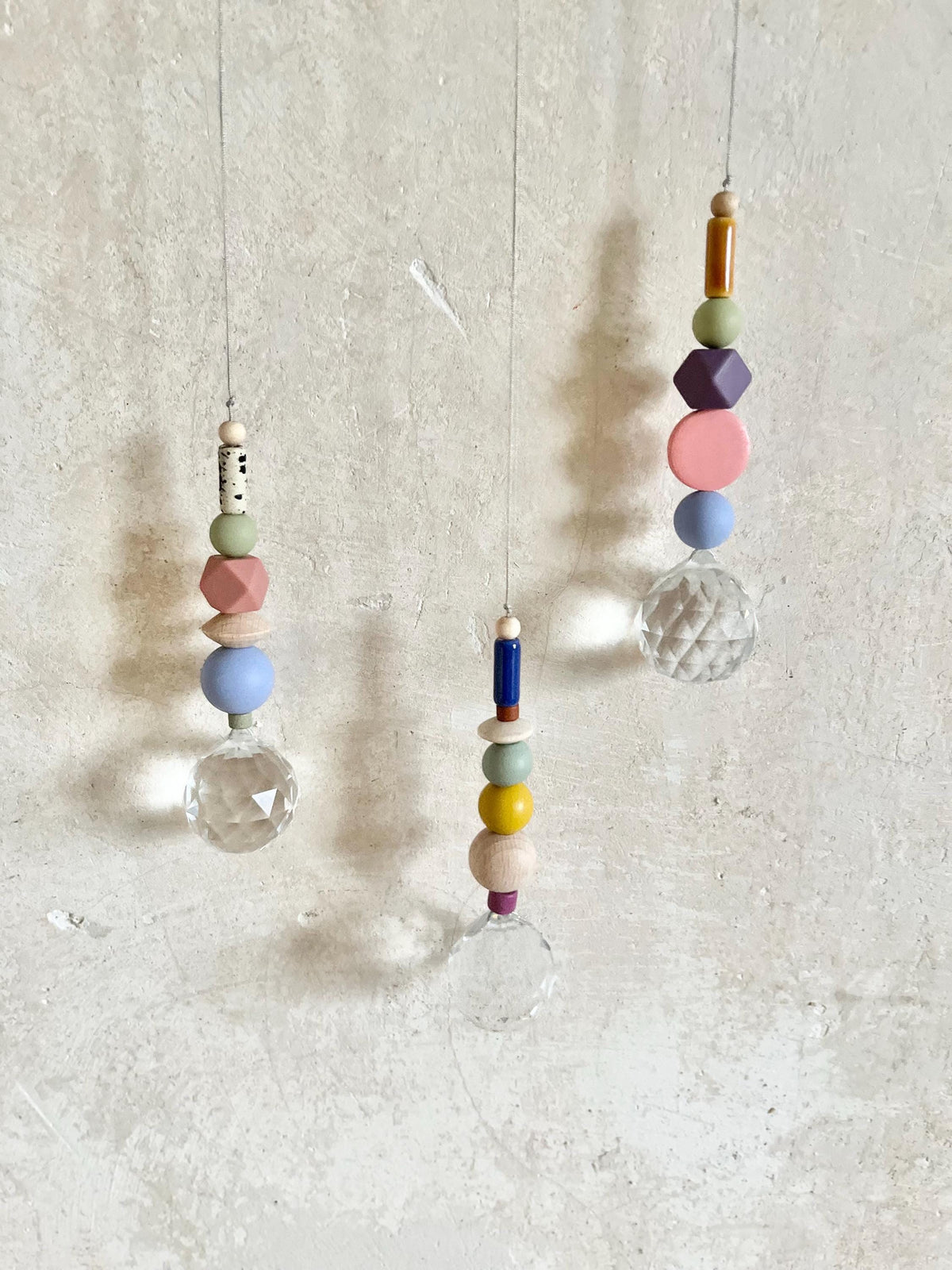 Bunter Suncatcher mit Leo-Perlen & Kristall – Originalfoto 2