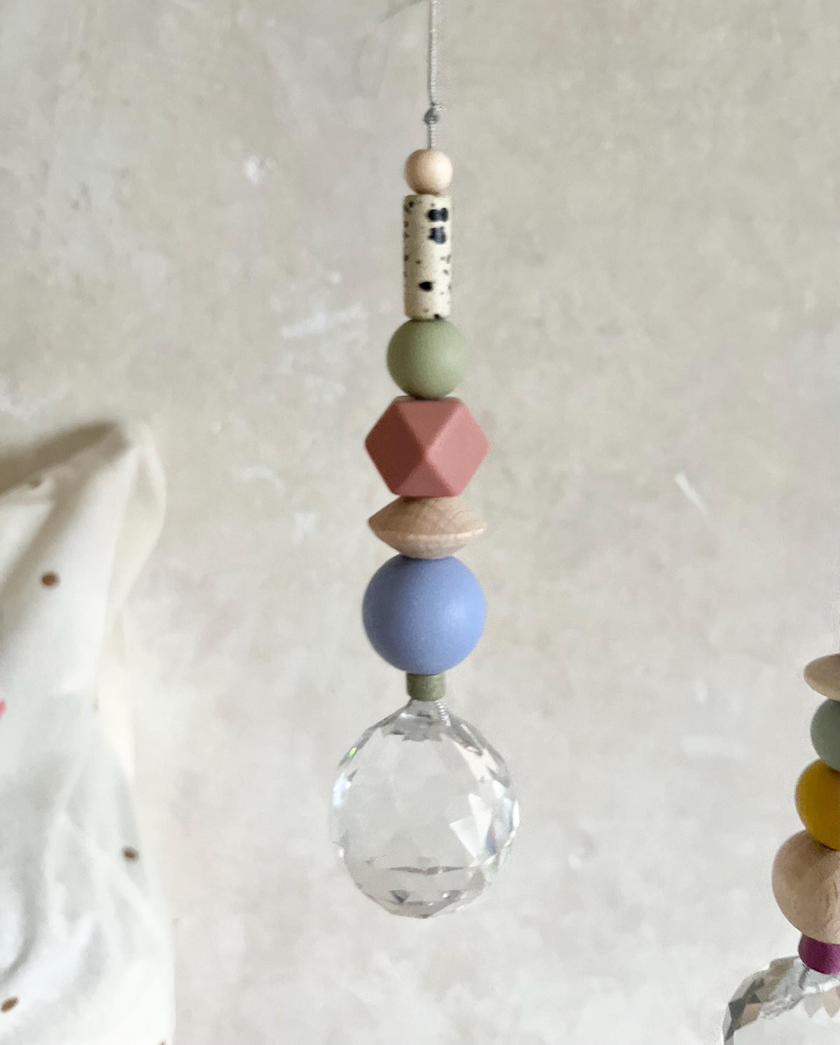 Bunter Suncatcher mit Leo-Perlen & Kristall – Originalfoto 4