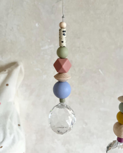 Bunter Suncatcher mit Leo-Perlen & Kristall – Originalfoto 4
