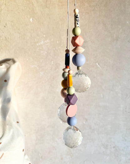 Bunter Suncatcher mit Leo-Perlen & Kristall – Originalfoto 8