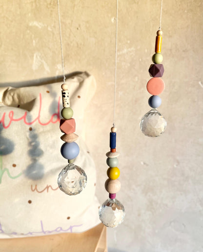 Bunter Suncatcher mit Leo-Perlen & Kristall – Originalfoto 9