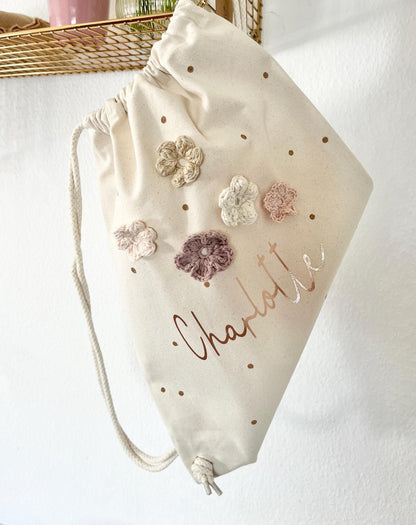 Blüten-Turnbeutel aus Canvas mit handgehäkelten Blüten – Ansicht 6