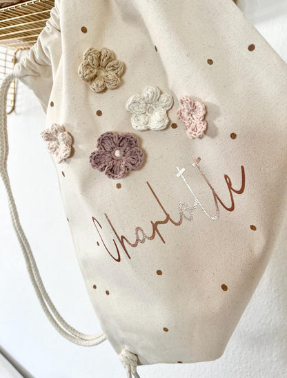 Blüten-Turnbeutel aus Canvas mit handgehäkelten Blüten – Ansicht 7