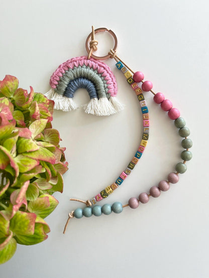 Rechenkette mit Häkelregenbogen in Pink, Grün & Blau
