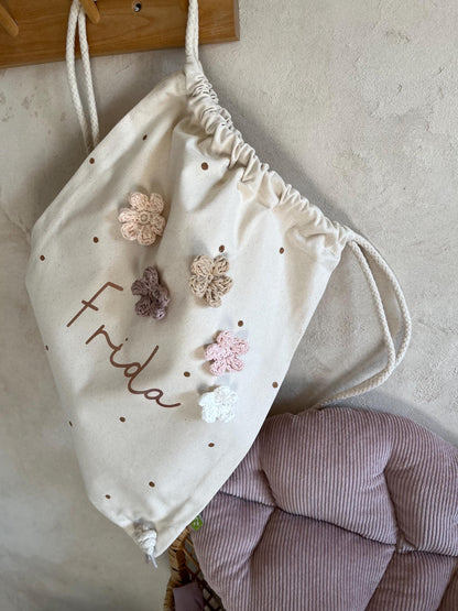Blüten-Turnbeutel aus Canvas mit handgehäkelten Blüten – Ansicht 8