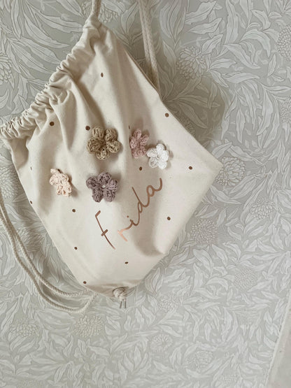 Blüten-Turnbeutel aus Canvas mit handgehäkelten Blüten – Ansicht 4