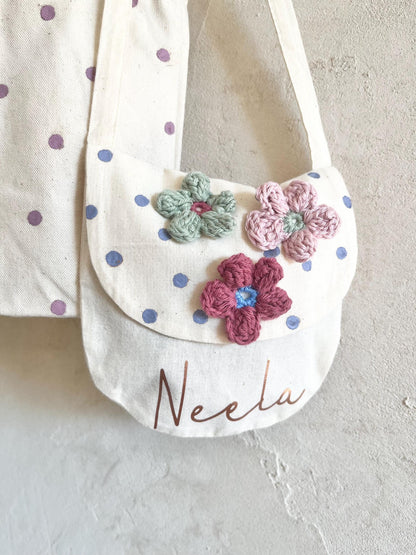 Kleine Blüten-Umhängetasche – optional personalisiert