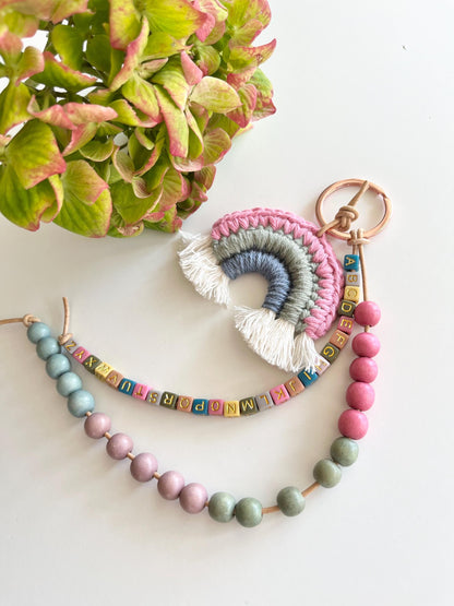 Rechenkette mit Häkelregenbogen in Pink, Grün & Blau