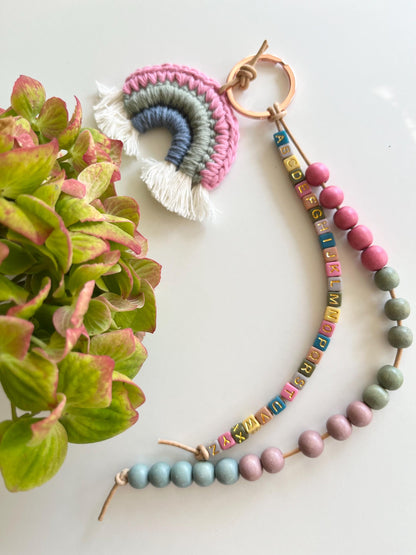 Rechenkette mit Häkelregenbogen in Pink, Grün & Blau