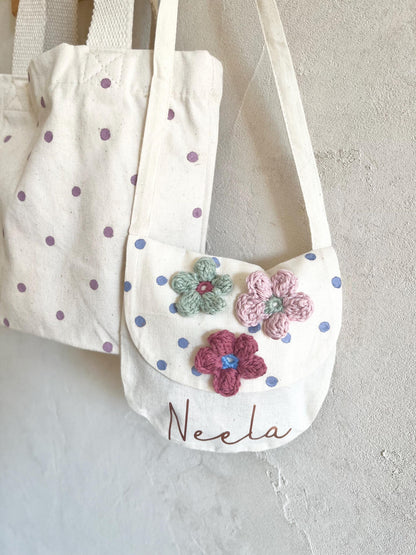 Kleine Blüten-Umhängetasche – optional personalisiert