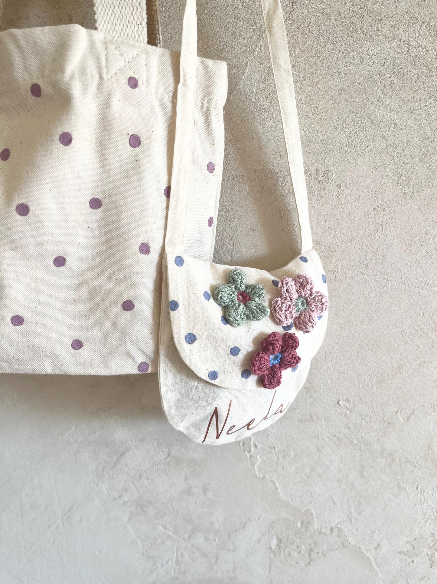Kleine Blüten-Umhängetasche mit Name