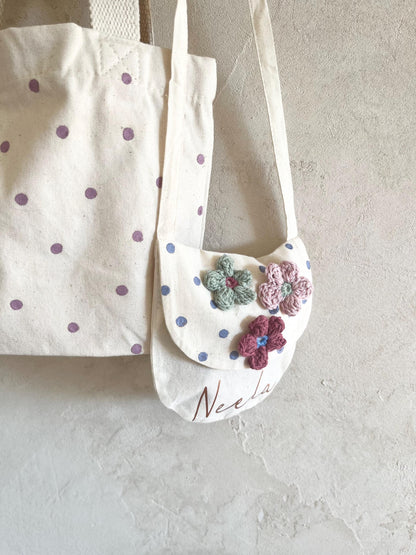 Kleine Blüten-Umhängetasche – optional personalisiert