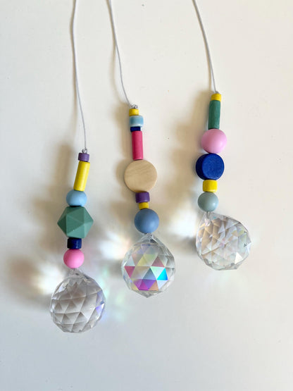 Bunter Suncatcher mit Kristall – Designwahl