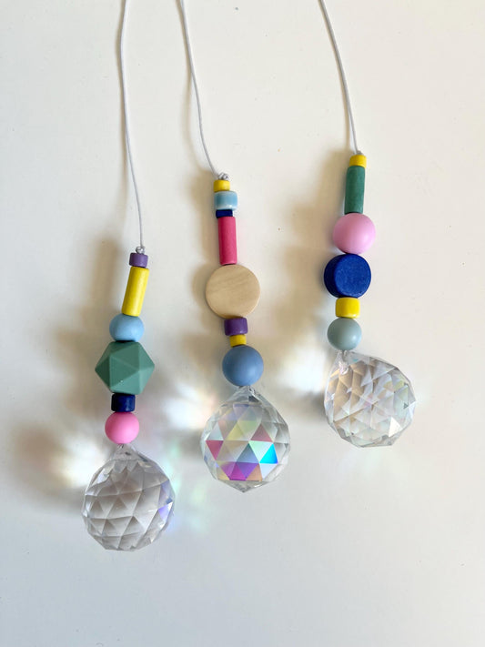 Bunter Suncatcher mit Kristall – Designwahl