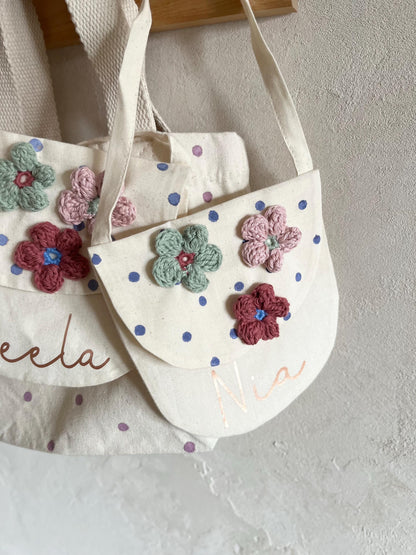 Kleine Blüten-Umhängetasche – optional personalisiert
