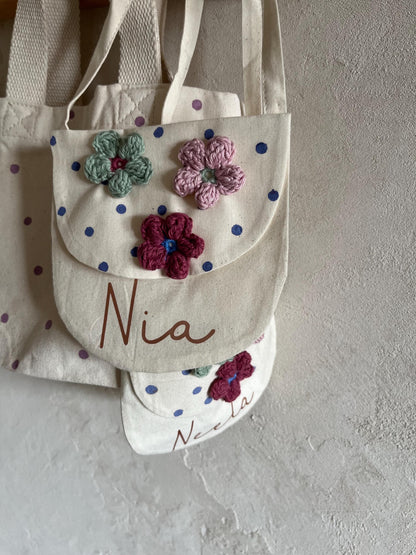 Kleine Blüten-Umhängetasche – optional personalisiert