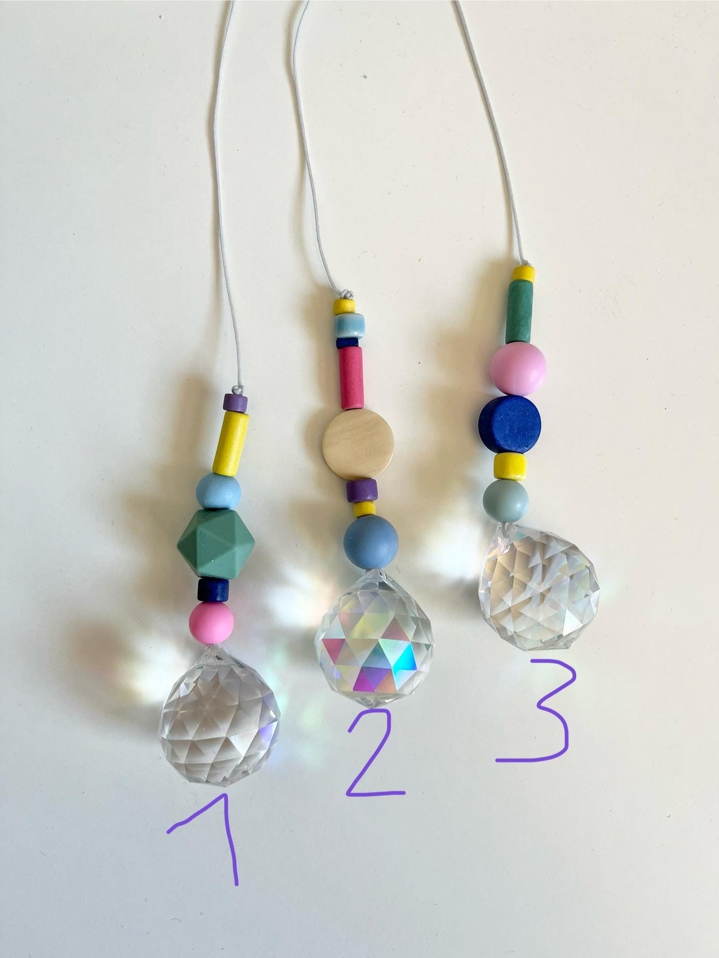 Bunter Suncatcher mit Kristall – Designwahl