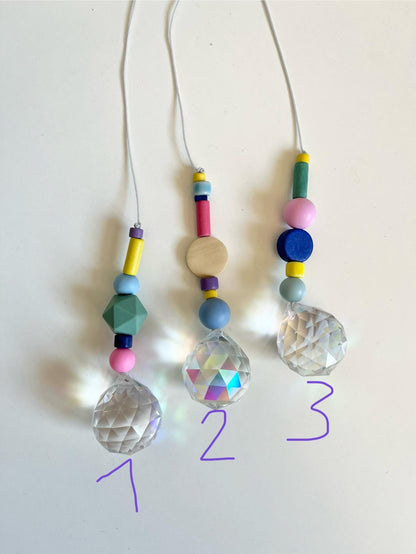 Bunter Suncatcher mit Kristall – Designwahl
