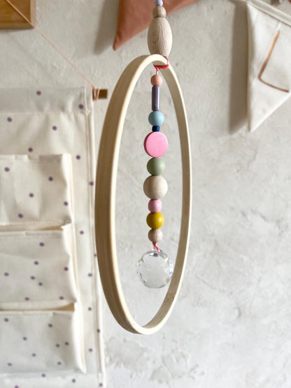 Bunter Suncatcher mit Bambusring
