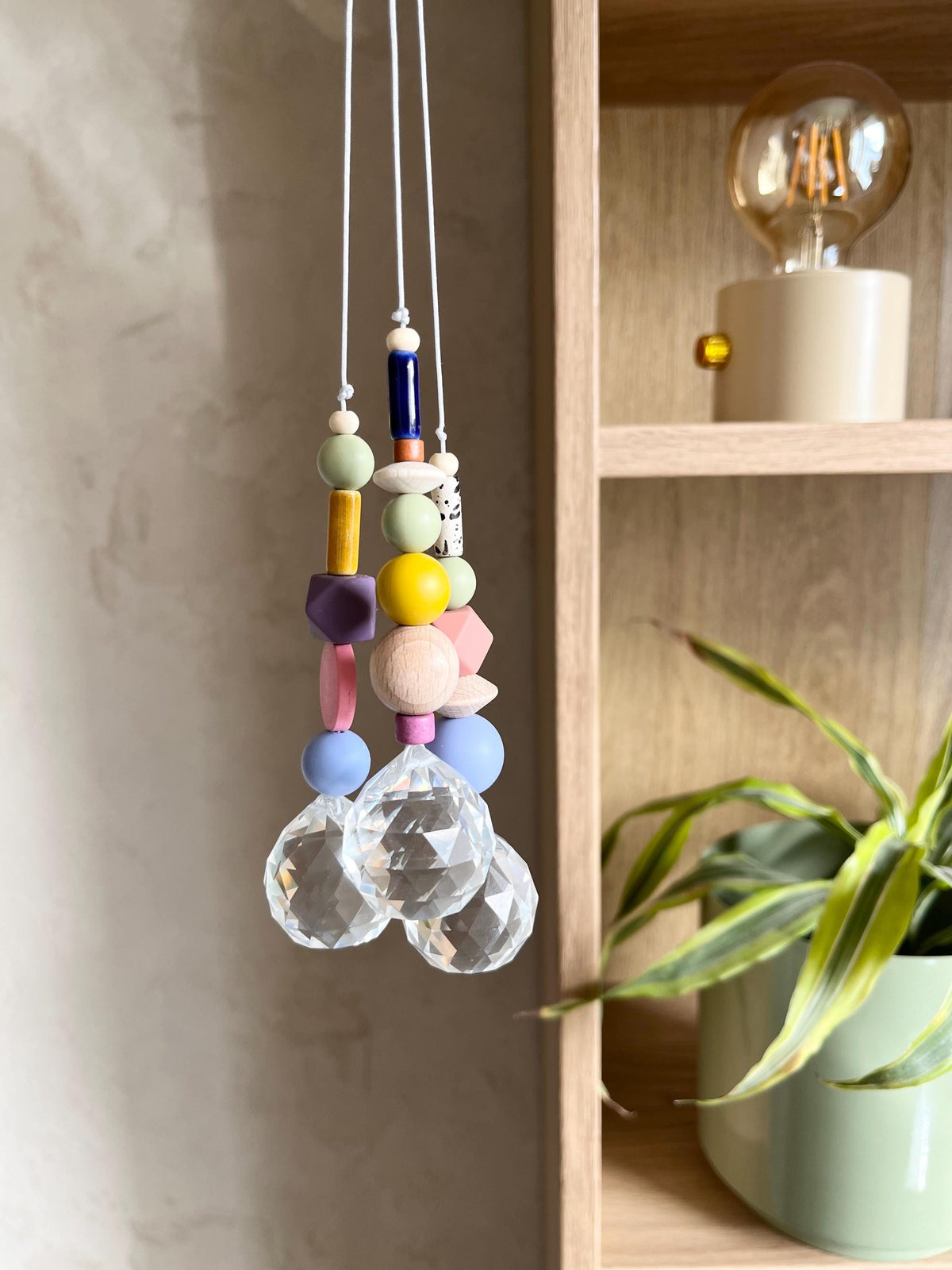 Bunter Suncatcher mit Leo-Perlen & Kristall – Originalfoto 10