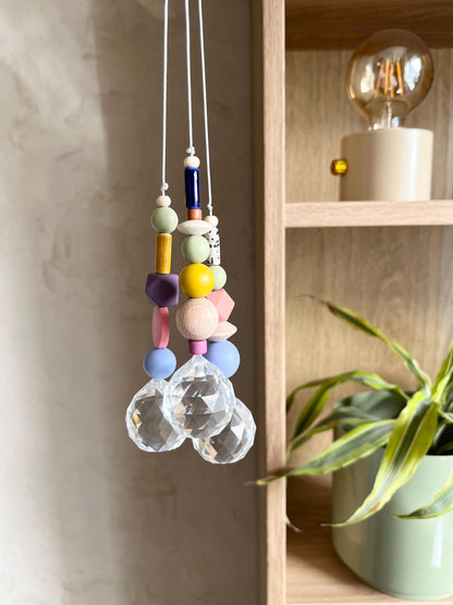 Bunter Suncatcher mit Leo-Perlen & Kristall – Originalfoto 10
