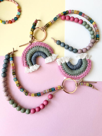 Rechenkette mit Häkelregenbogen in Pink, Grün & Blau