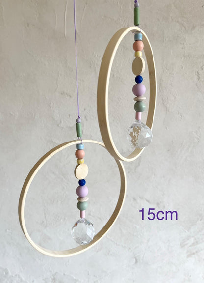 Bunter Suncatcher mit Bambusring