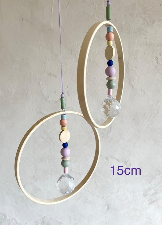 Bunter Suncatcher mit Bambusring