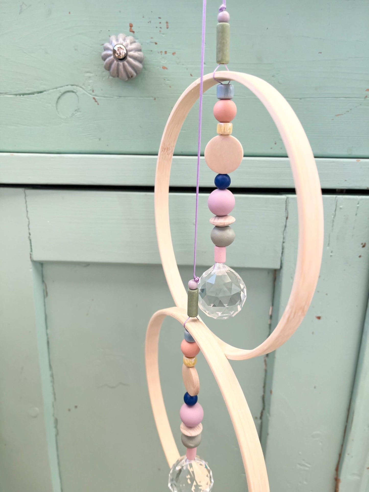 Bunter Suncatcher mit Bambusring