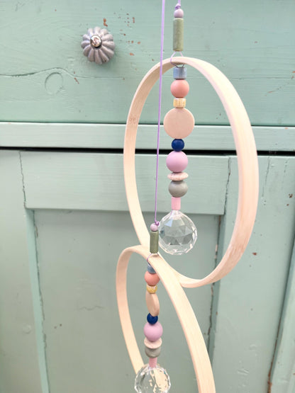 Bunter Suncatcher mit Bambusring