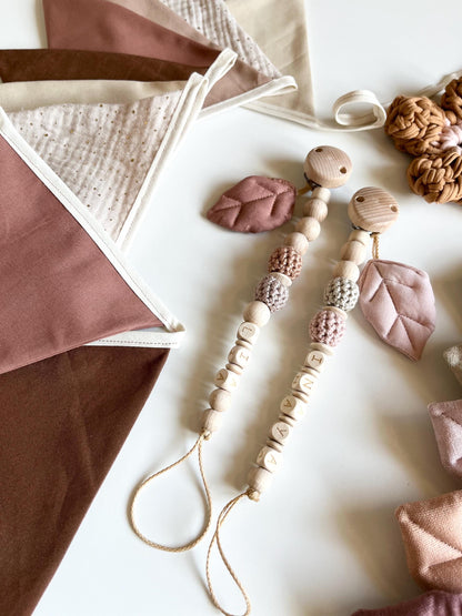 Schnullerkette Rosé & Beige – optional personalisiert
