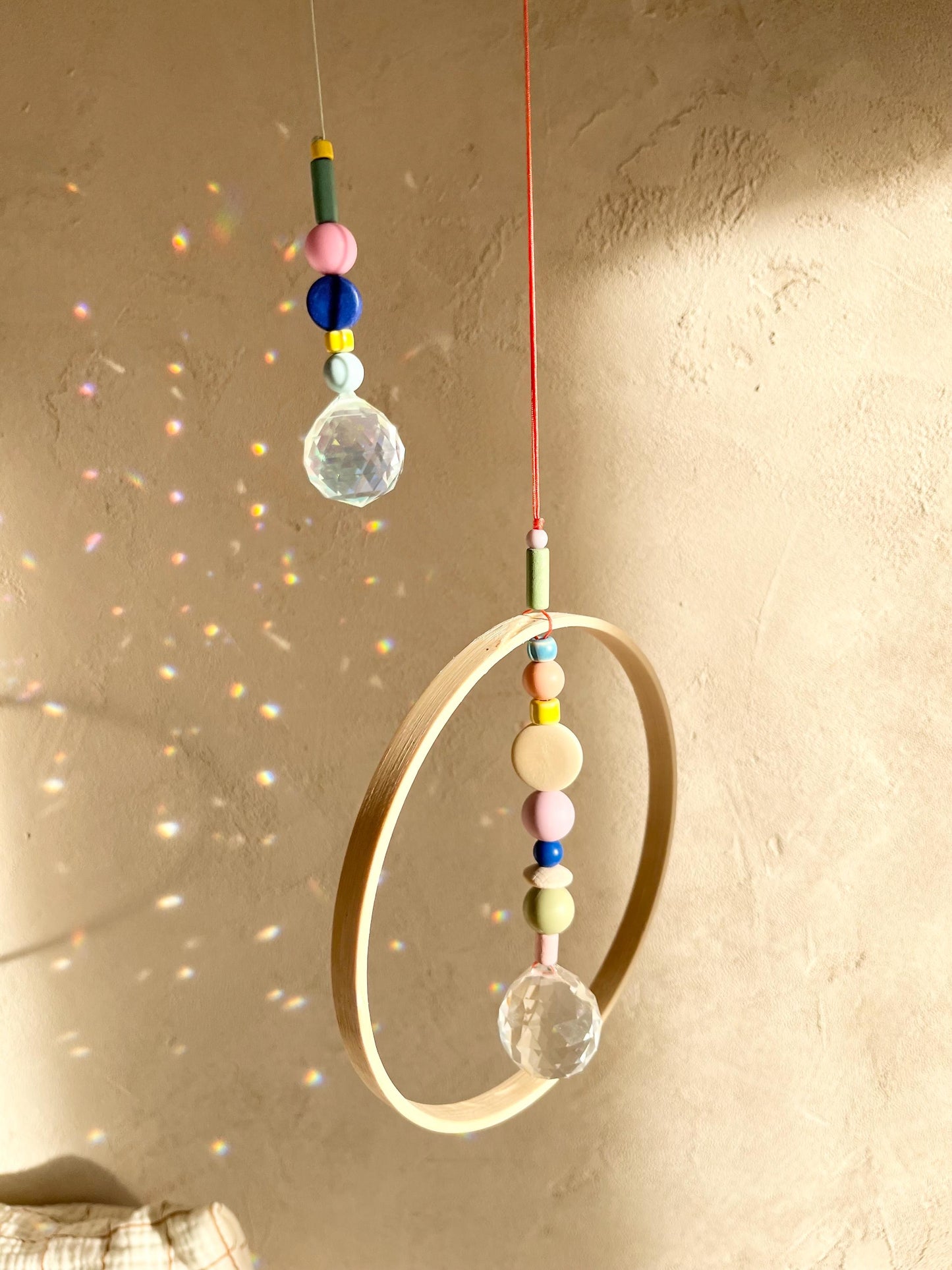 Bunter Suncatcher mit Bambusring