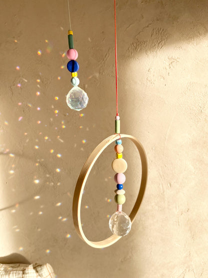 Bunter Suncatcher mit Bambusring