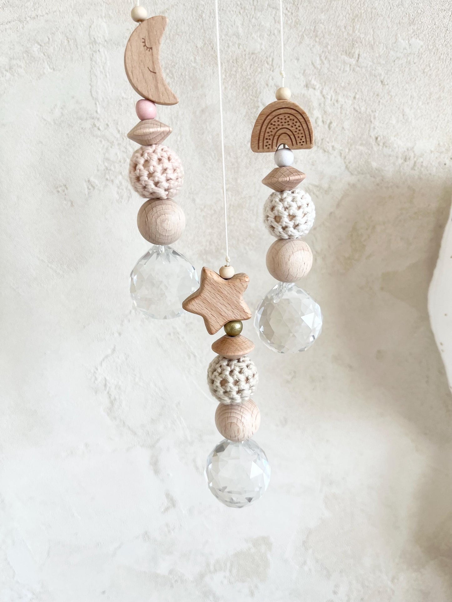 Suncatcher mit Holzelement & Häkelkugeln