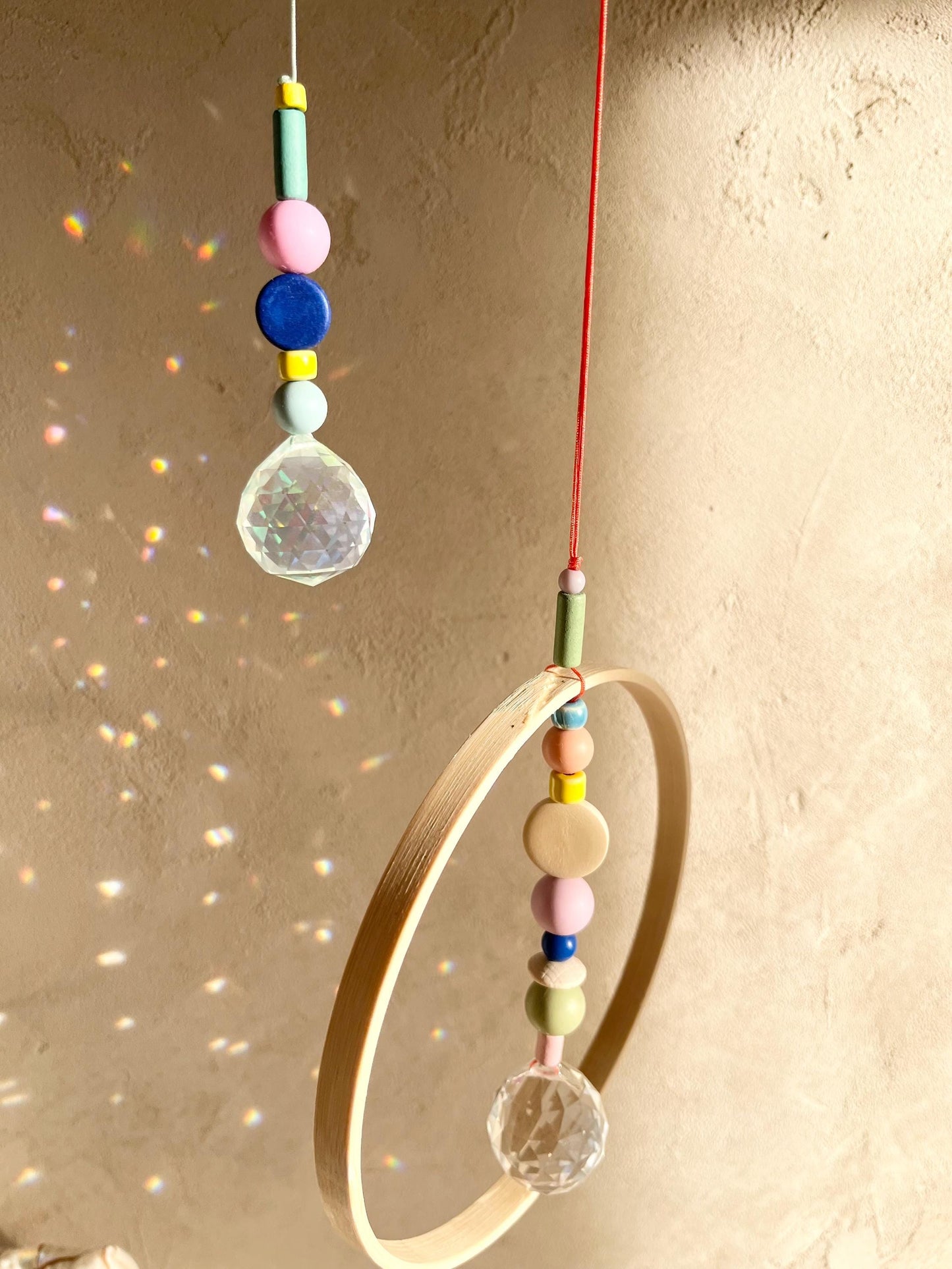 Bunter Suncatcher mit Bambusring