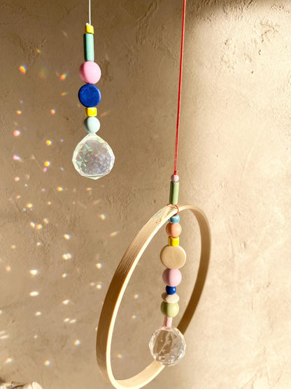 Bunter Suncatcher mit Bambusring