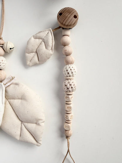 Schnullerkette Natur mit Stoffblatt – optional personalisiert
