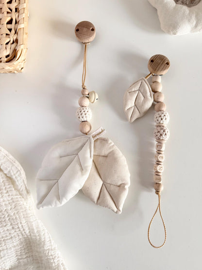 Schnullerkette Natur mit Stoffblatt – optional personalisiert