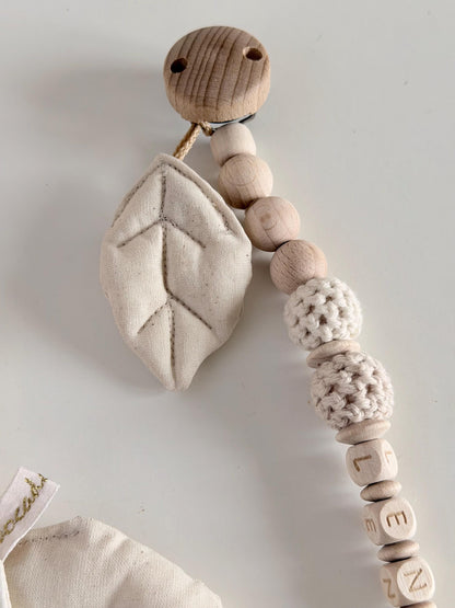 Schnullerkette Natur mit Stoffblatt – optional personalisiert