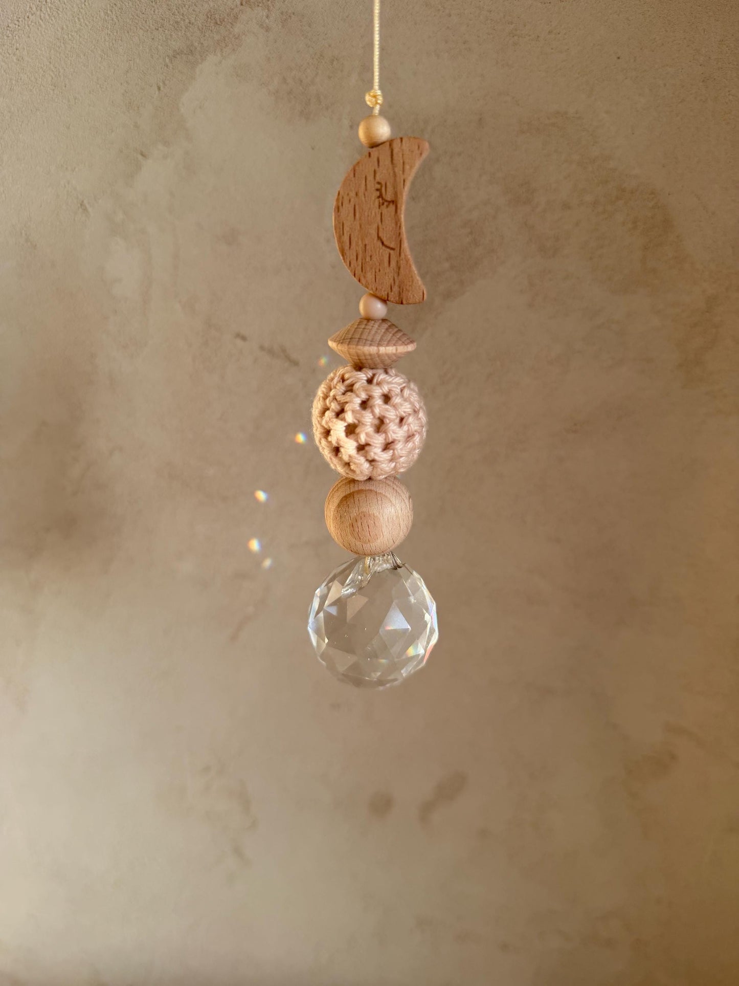 Suncatcher mit Holzelement & Häkelkugeln